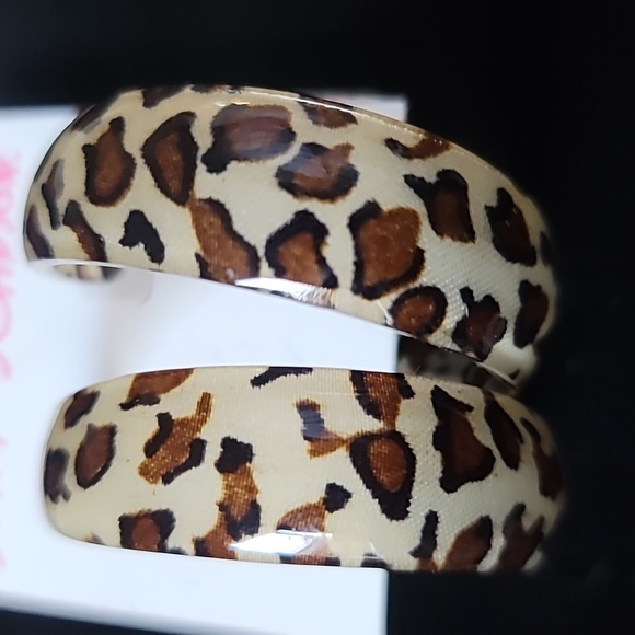 New! BETSEY JOHNSON Leaping Leopards Lucite 3/4 Hoop Post Earrings. - Picture 5 of 6
